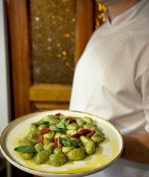 Gnocchi z pesto i suszonymi pomidorami